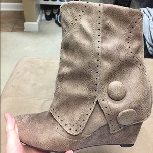 Brown/taupe colored women’s booties